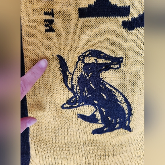 Hufflepuff Harry Potter Reversible Scarf - Picture 4 of 7
